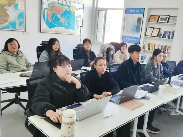 传统制造企业开展 AI 内训的现场照片